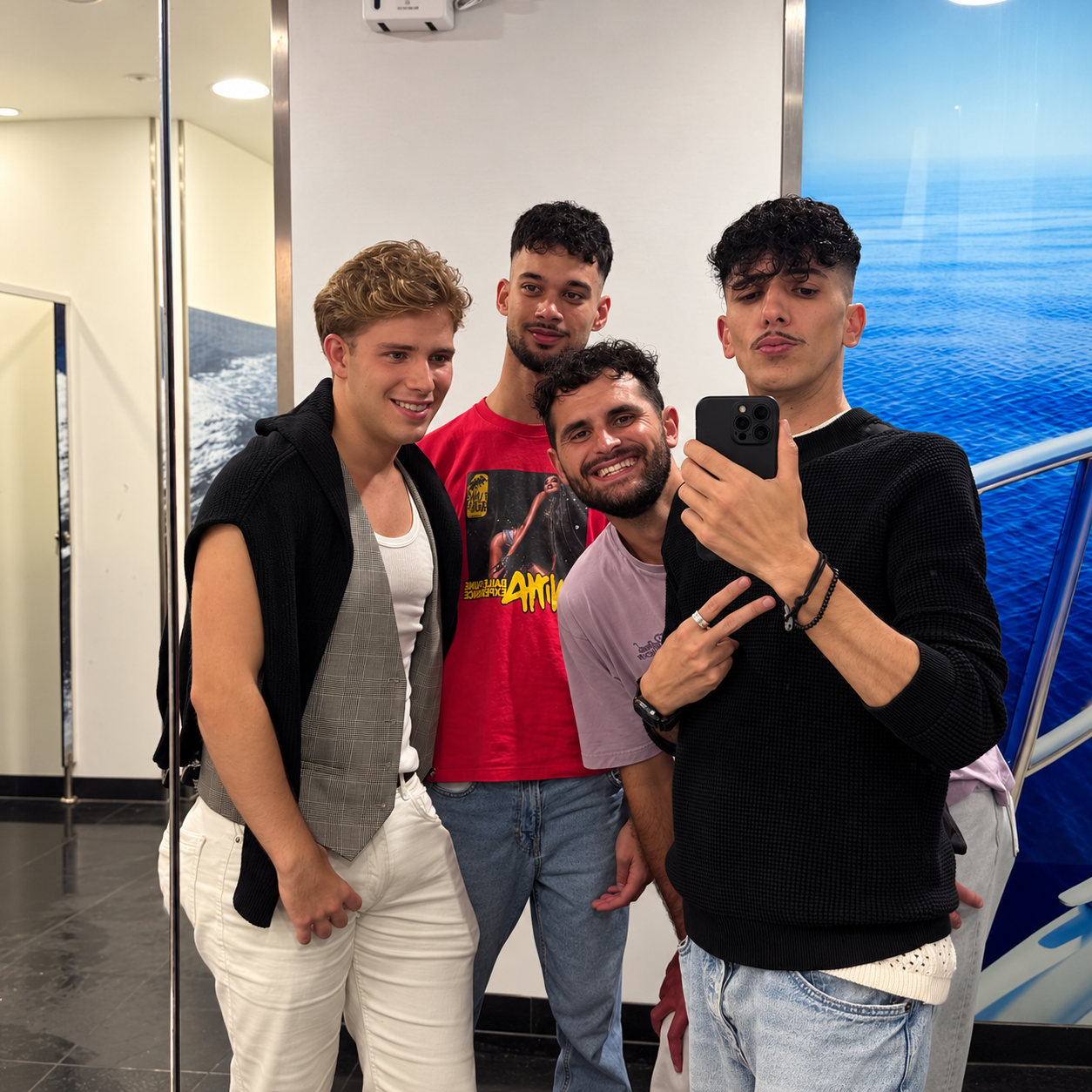 Amigos a tirar uma fotografia juntos