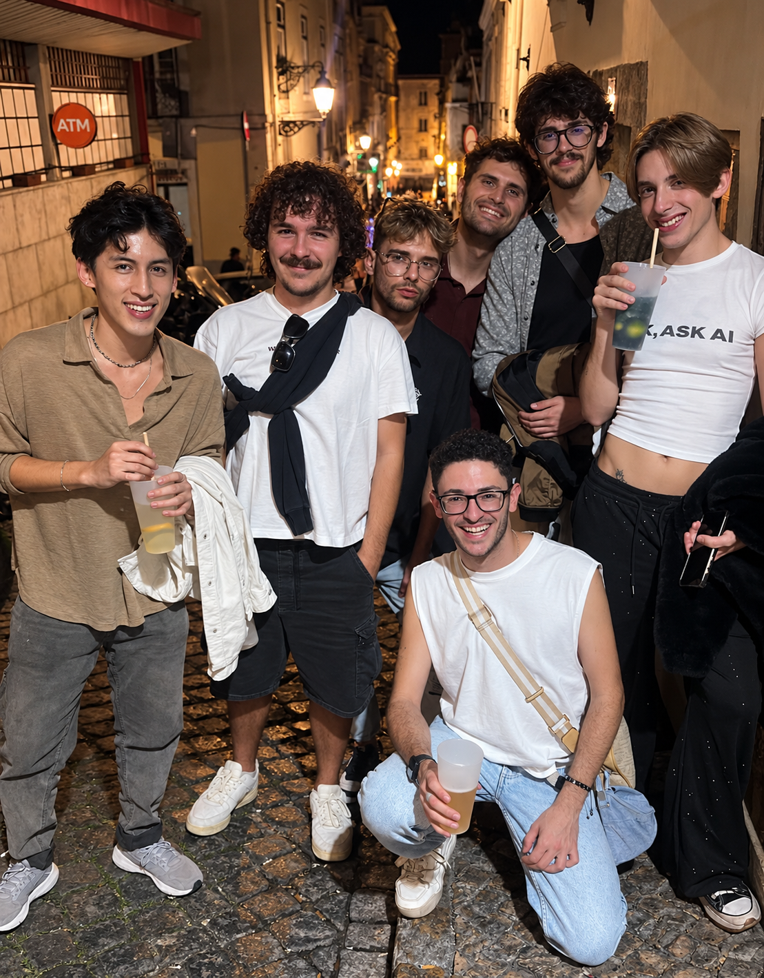 Membros da comunidade numa saída à noite pelas ruas históricas