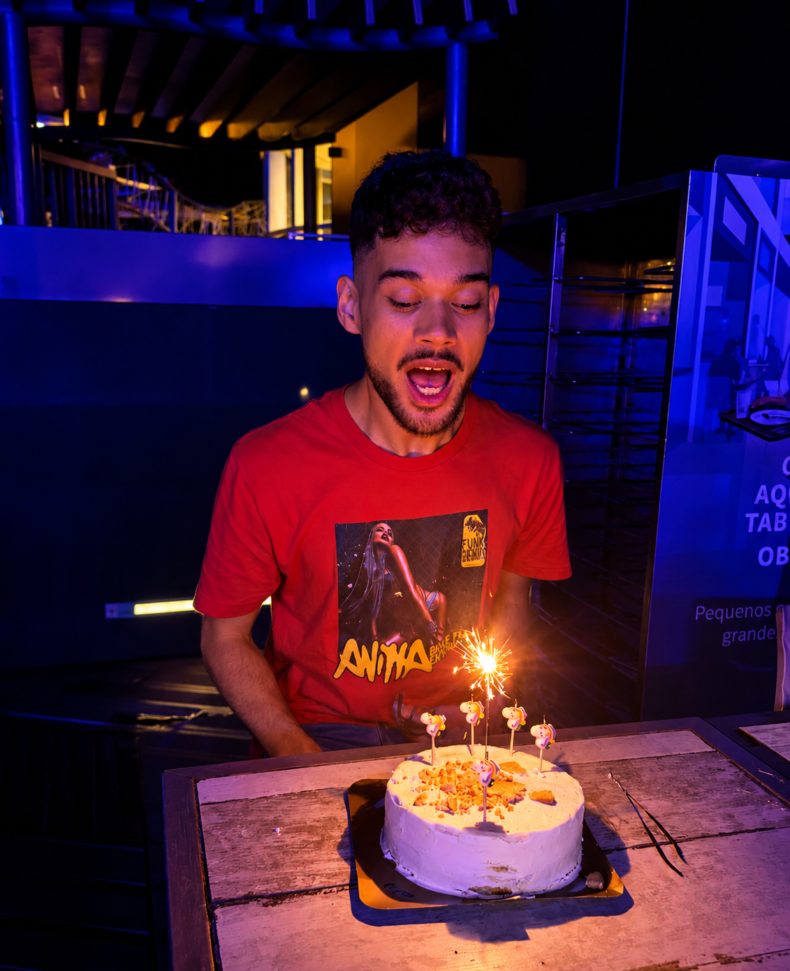 Celebração de aniversário entre membros da comunidade