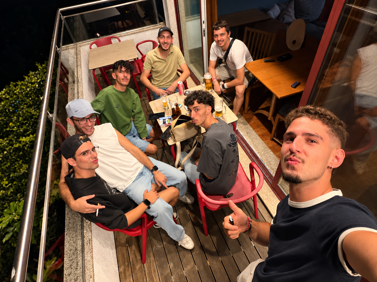 Membros da comunidade numa saída à noite