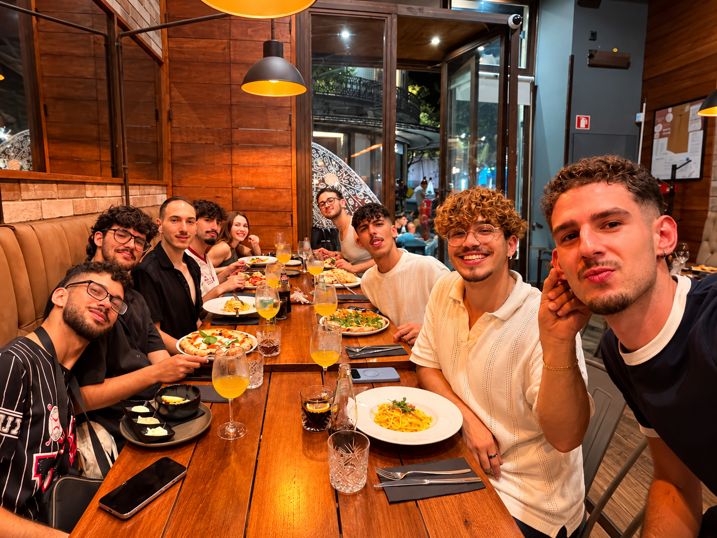 Grupo de amigos da Tira Para Fora durante um jantar